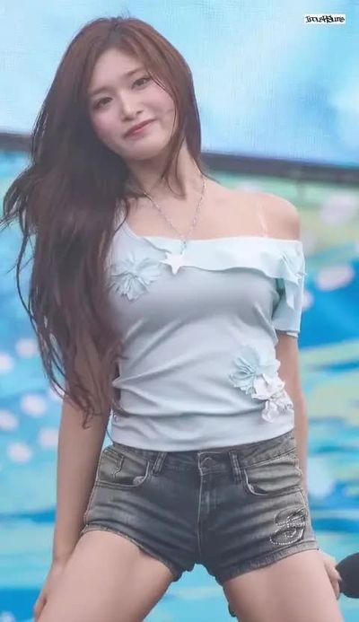 Leeseo - shows tits