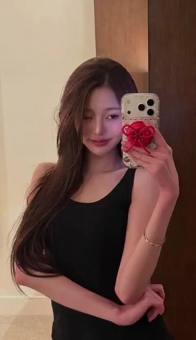 Wonyoung - shows tits