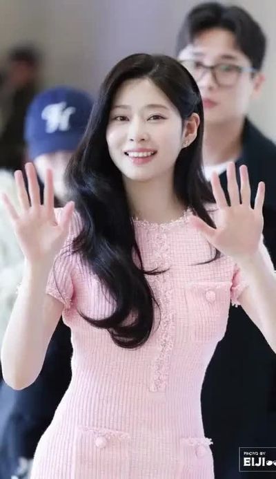 Minju - shows tits