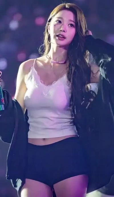 Wonyoung - shows tits