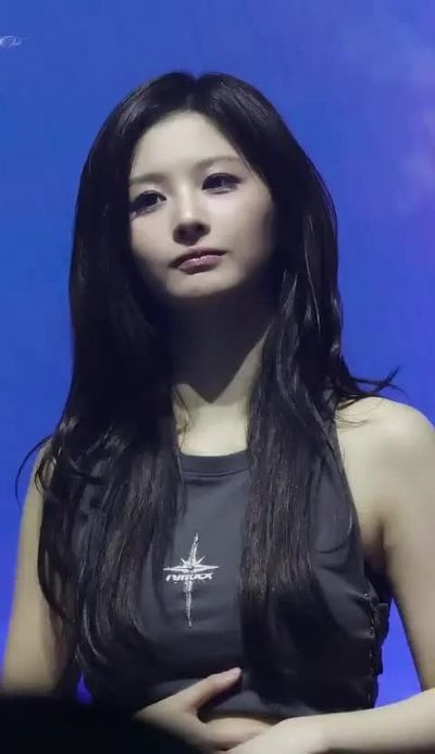 Sullyoon - shows tits