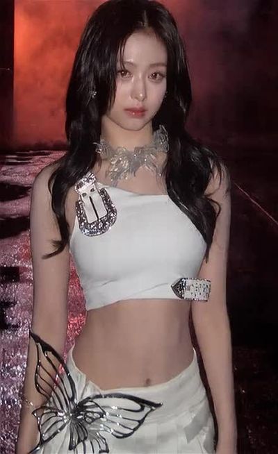 Ahyeon - shows tits