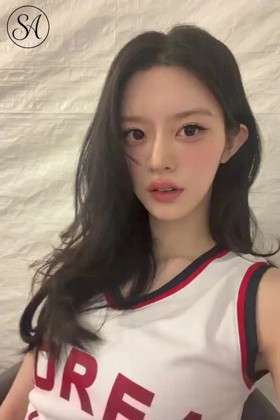 Minju - shows tits