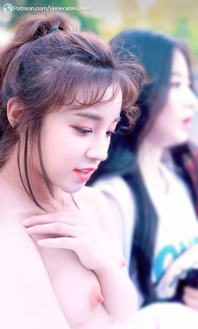 Yuqi - shows tits on public nude