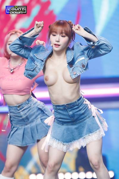 Youngeun - shows tits
