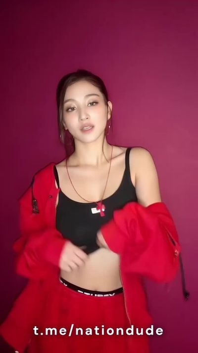 Jihyo - shows tits