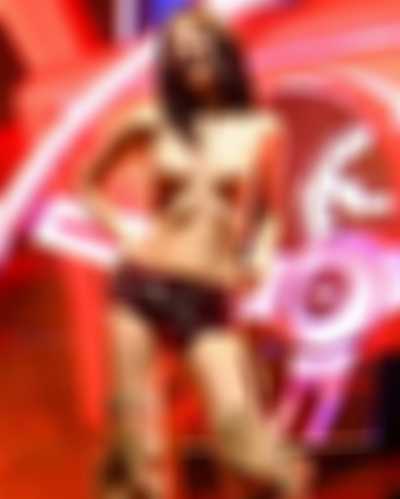 Jennie - naked on stage