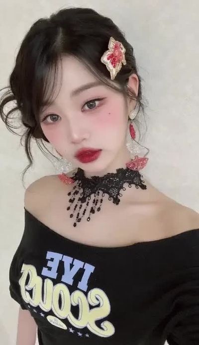 Wonyoung - shows boobs