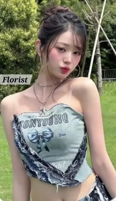 Wonyoung - shows boobs