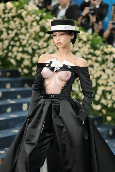 Jennie - public nude