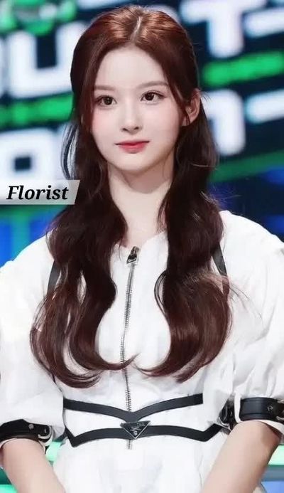 Sullyoon - shows boobs