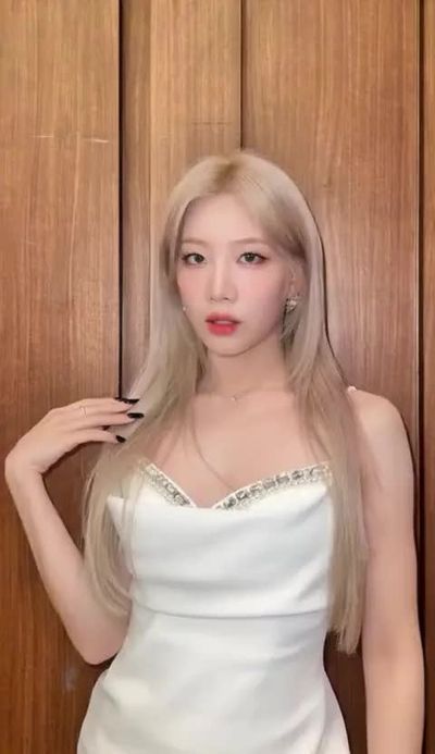 Kim Lip - shows boobs