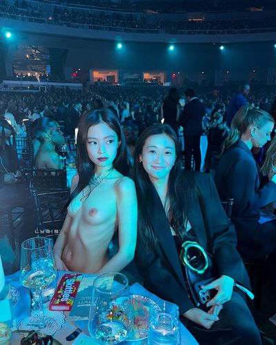 Jennie - public nude