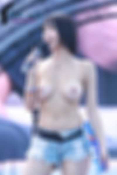 Natty - naked on stage