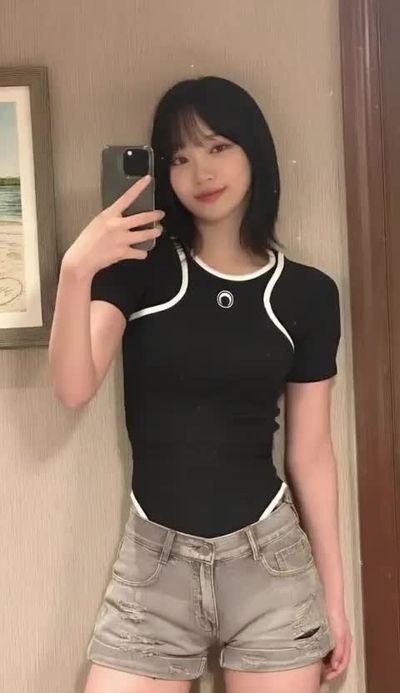 Chaewon - shows boobs