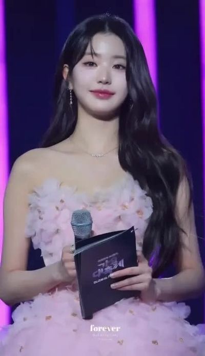 Wonyoung - shows tits