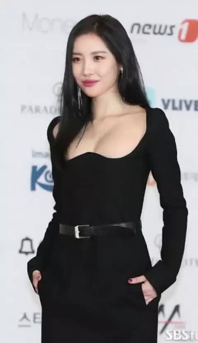 Sunmi - shows boobs