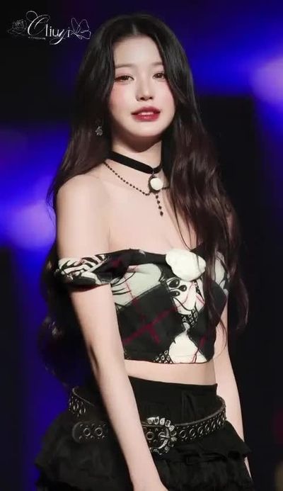 Wonyoung - shows tits