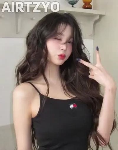 Wonyoung - shows tits