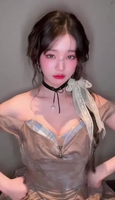 Wonyoung - shows tits
