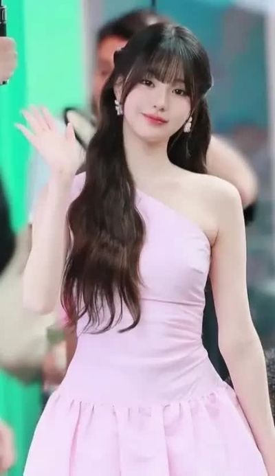 Wonyoung - shows tits