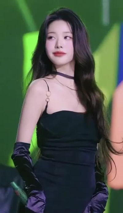 Wonyoung - shows tits