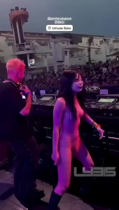 Jennie - naked on stage