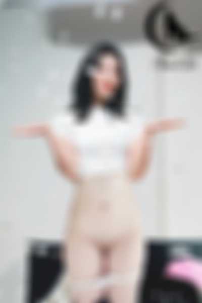 Saerom - shows pussy