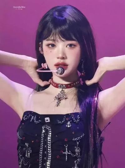 Wonyoung - shows tits