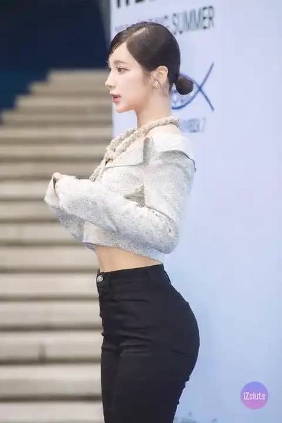 Sohee - shows tits