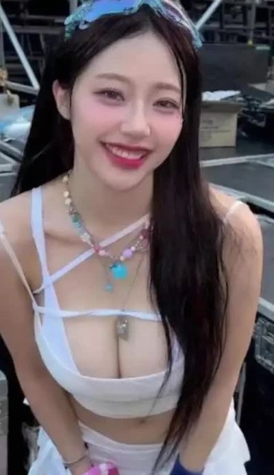 Jeewon - shows boobs