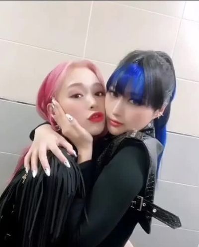 kissing