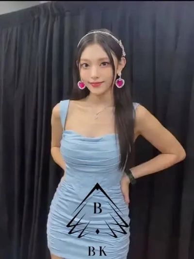Haerin - shows boobs