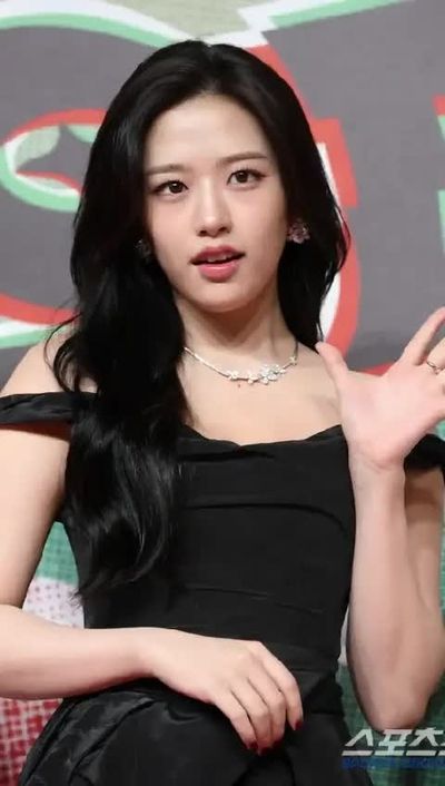 Yujin - Shows Tits