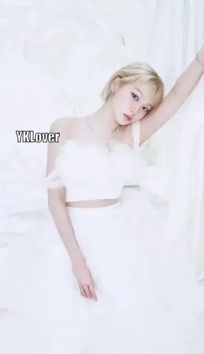 Chaewon - Shows Boobs
