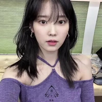 IU - shows tits