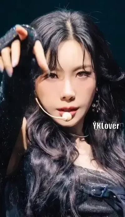 Taeyeon - Shows Tits