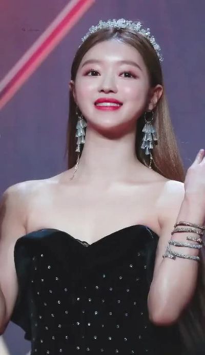 YooA - shows tits