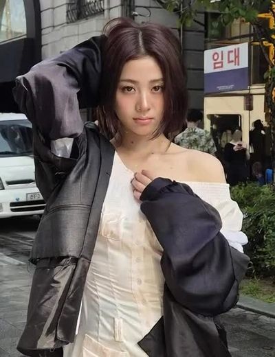 Yunjin - shows tits