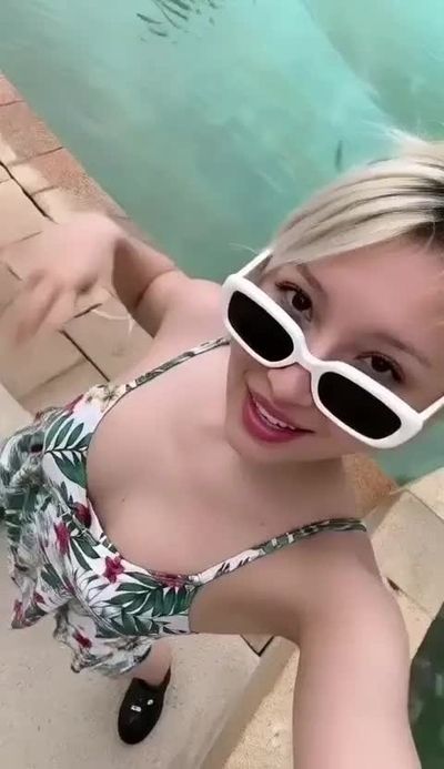 Siyeon - shows tits