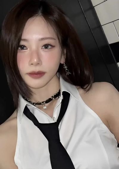 JiU - shows tits