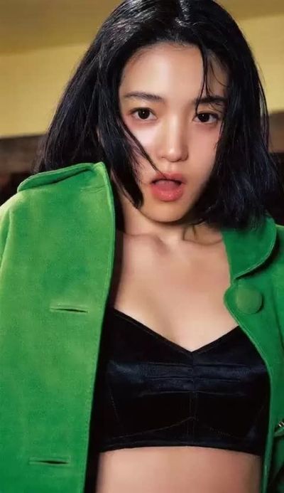 Kim Tae Ri - shows tits