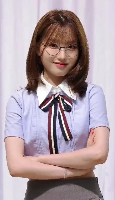 Gowon - shows tits