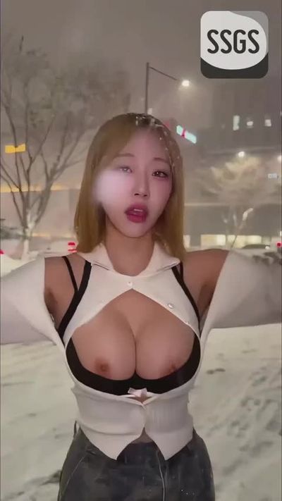 Jeewon - shows boobs