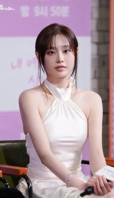 Chuu - shows tits