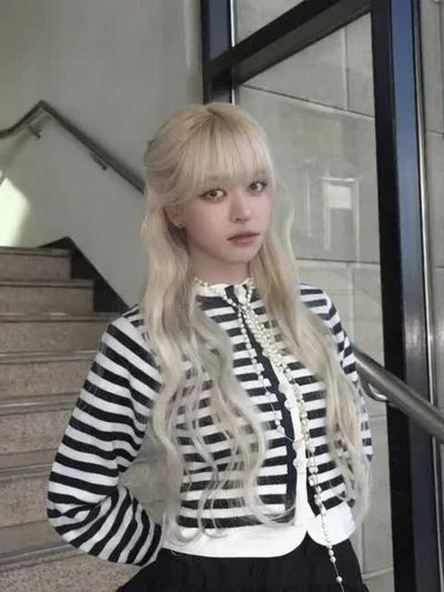 Lily - touch tits