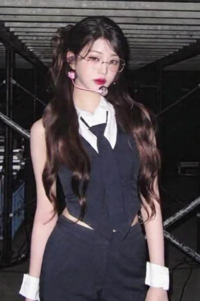 Wonyoung - shows tits