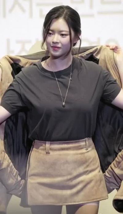 Jeongyeon - shows tits