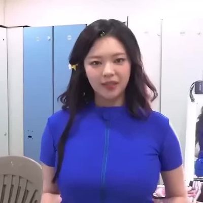 Jeongyeon - shows boobs