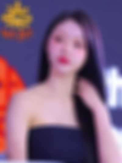 YooA - shows tits